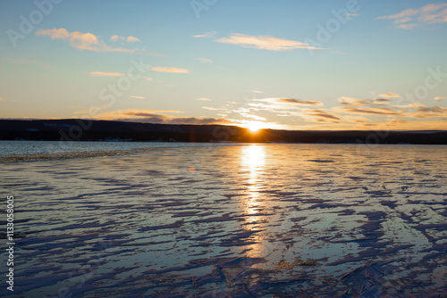 Sonnenuntergang an einem zugefrorenen See in Schweden
