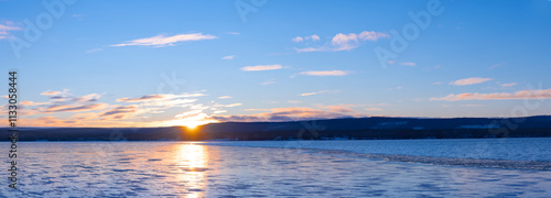 Sonnenuntergang an einem zugefrorenen See in Schweden