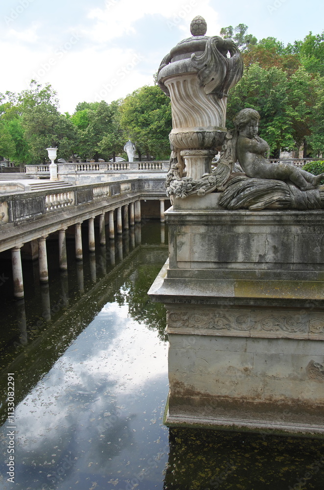 Fototapeta premium Les jardins de la fontaine au centre ville de Nîmes.