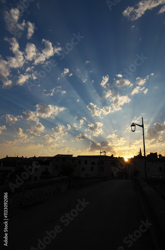 Lever de soleil et effets lumineux sur les nuages à Limoux.