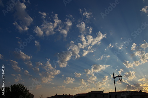 Lever de soleil et effets lumineux sur les nuages à Limoux.