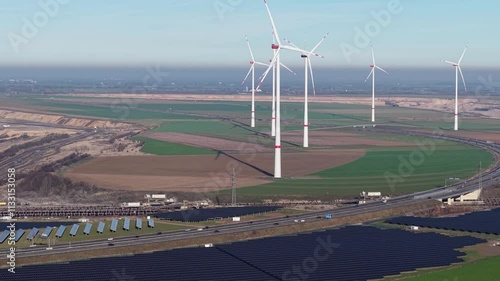 Schwenk über die Autobahn und dem Tagebau Garzweiler mit Blick auf Windräder und Solaranlagen in 2024. Alte und neue Energien in einem Video.