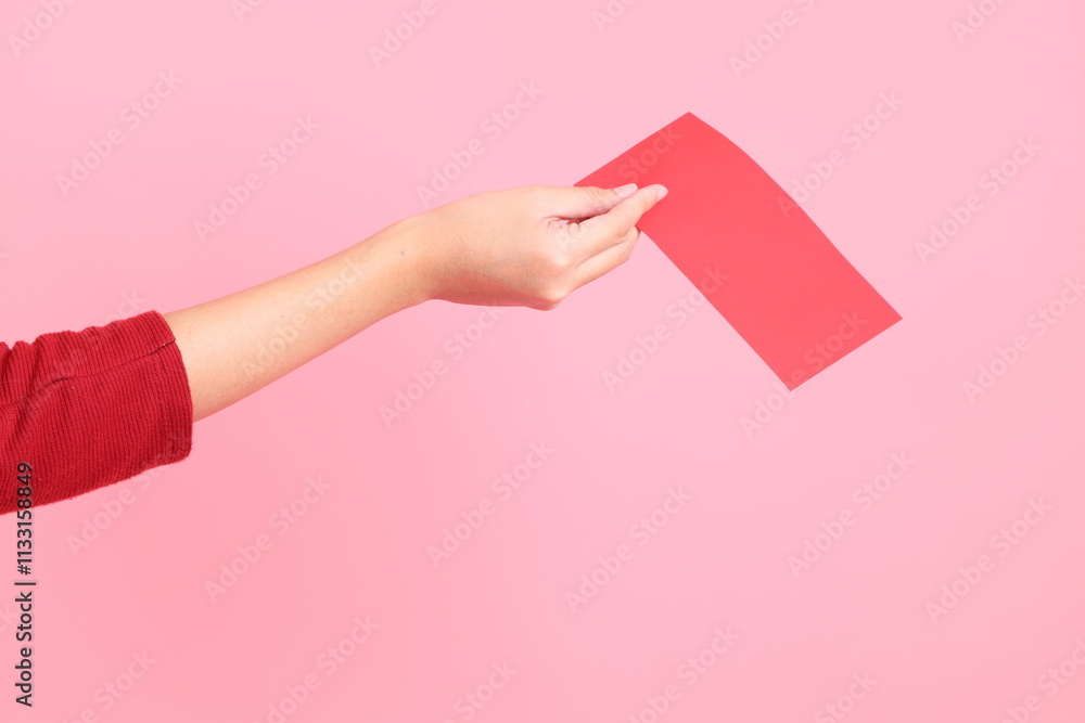 Obraz premium hand holding Red envelopes