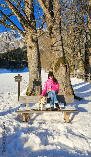 Frau mit ihrem Hund im Winterurlaub  photo