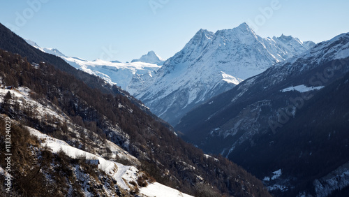 Val d'Hérens en hiver avec les montagnes enneigées des Alpes suisse