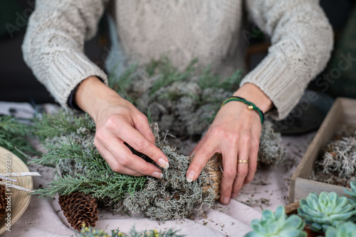 Adventskranz basteln, Dekoration Weihnachten, Kranz mit Moos, Flechten, Sukkulenten, Tannengrün selber machen