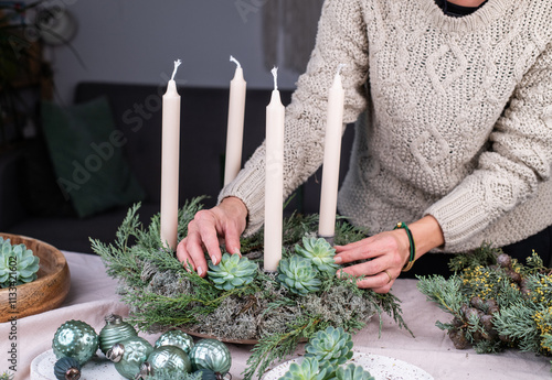 Adventskranz basteln, Dekoration Weihnachten, Kranz mit Moos, Flechten, Sukkulenten, Tannengrün selber machen