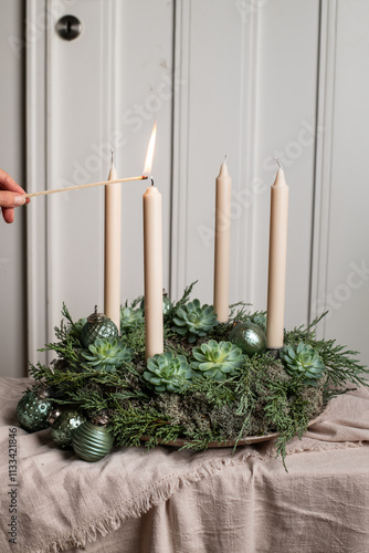 Kranz mit 4 Kerzen für den Advent, Weihnachten dekorieren, festliche Dekoration
