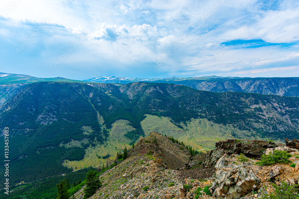 Fototapeta premium Rocky Mountain Summer Landscape on Cliff