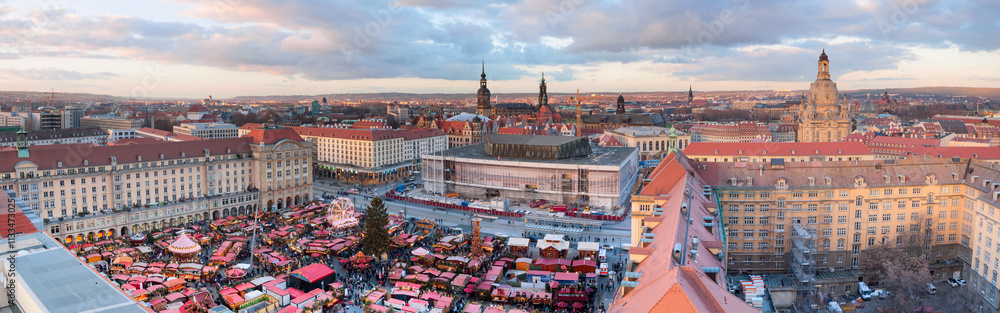 Obraz premium christmas market in Dresden seen from above