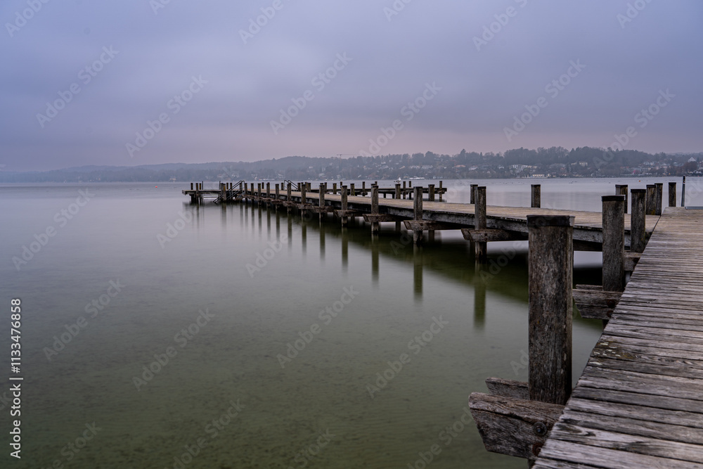 Badesteg in Percha am Starnberger See an einem grauen Herbst - Wintertag Badesteg in Percha am Starnberger See an einem grauen Herbst - Wintertag