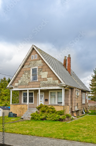 Wallpaper Mural House in disrepair in Summer in Vancouver, Canada, North America. Day time on June 2024. Torontodigital.ca
