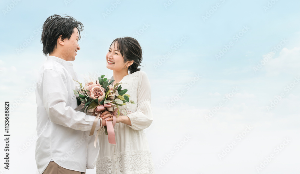 結婚・リゾートウェディング・ガーデンウェディングをするカップル・夫婦
