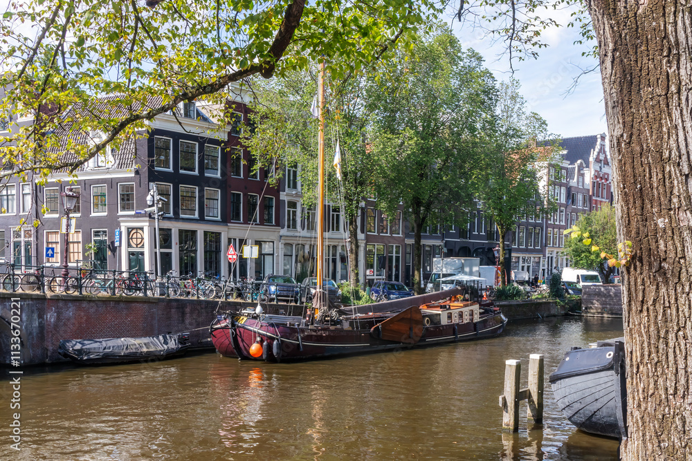 Obraz premium Dutch barge moored on the Keizersgracht, Amsterdam, Netherlands