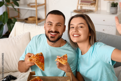 Young couple with tasty pep...