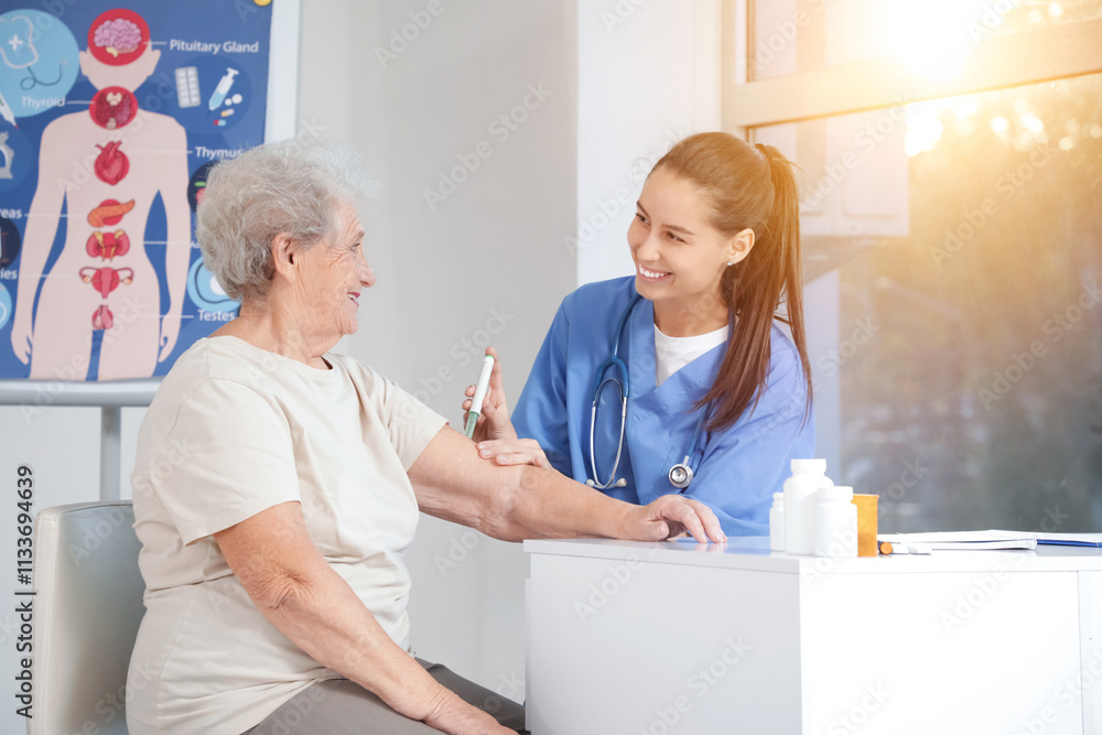 Obraz premium Diabetic senior woman with doctor using lancet pen in clinic