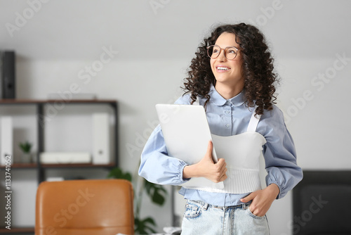 Young businesswoman with la...
