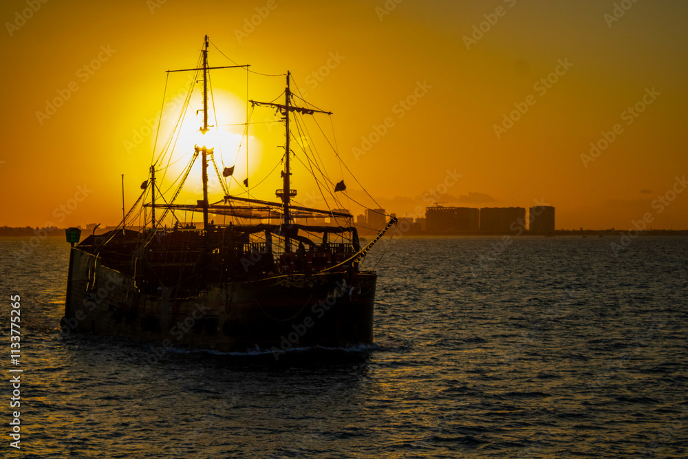 Obraz premium ship at sunset