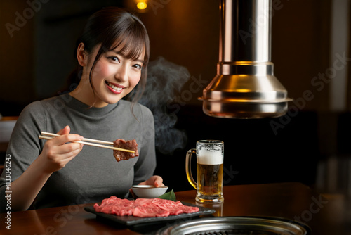 焼き肉を食べる若い女性