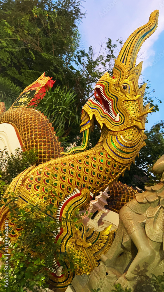 Fototapeta premium chinese dragon statue