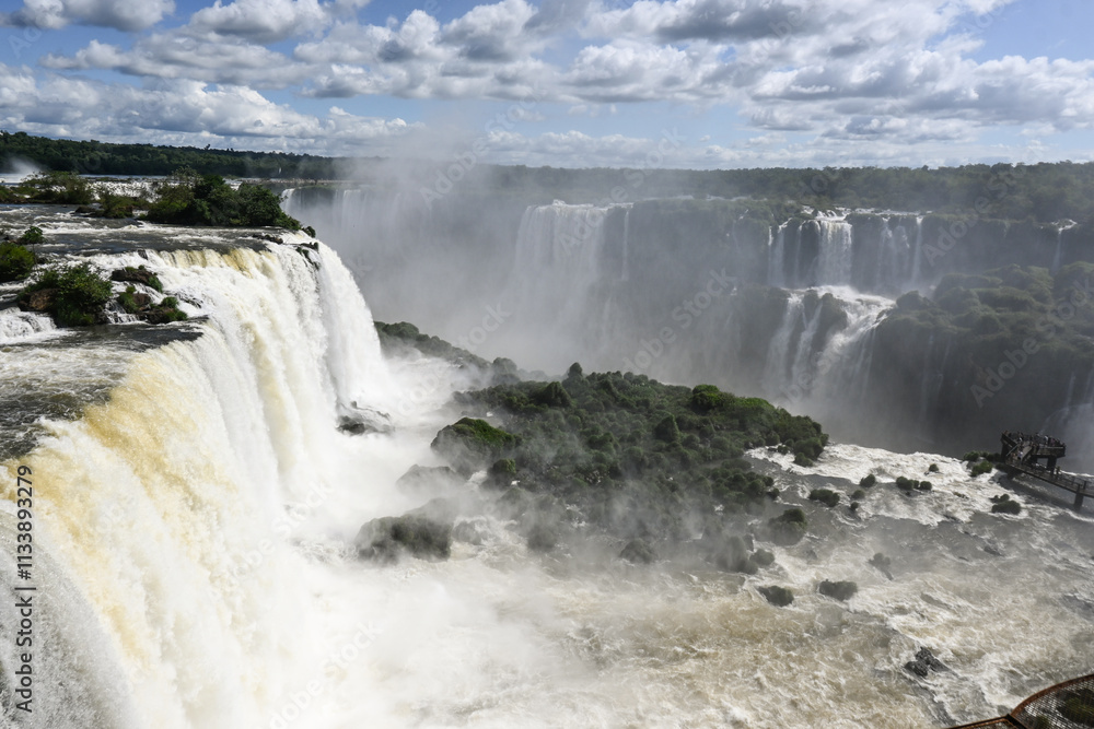 Cataratas de Iguazú y Vista de la Triple Frontera: Maravilla Natural entre Paraguay, Brasil y Argentina Cataratas de Iguazú y Vista de la Triple Frontera: Maravilla Natural entre Paraguay, Brasil y Argentina