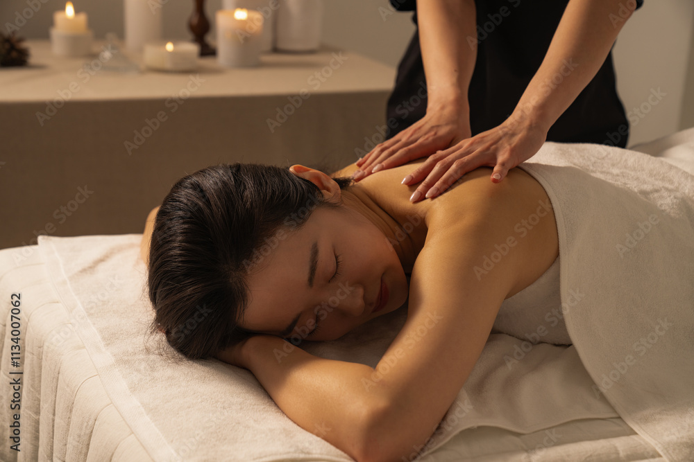 Obraz premium エステサロンでリラックスをする若い女性
