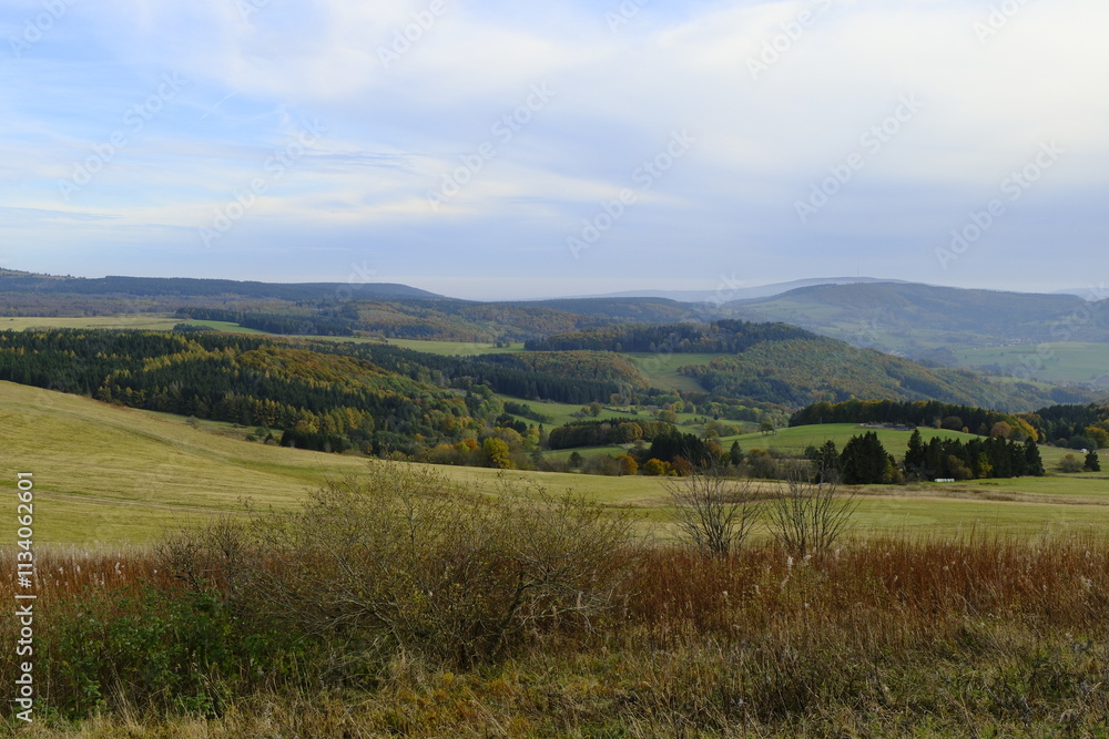 Fototapeta premium Rhönlandschaft zwischen Pferdskopf und Wasserkuppe, Gemeinde Poppenhausen, Biosphärenreservat Rhön, Hessen, Deutschland