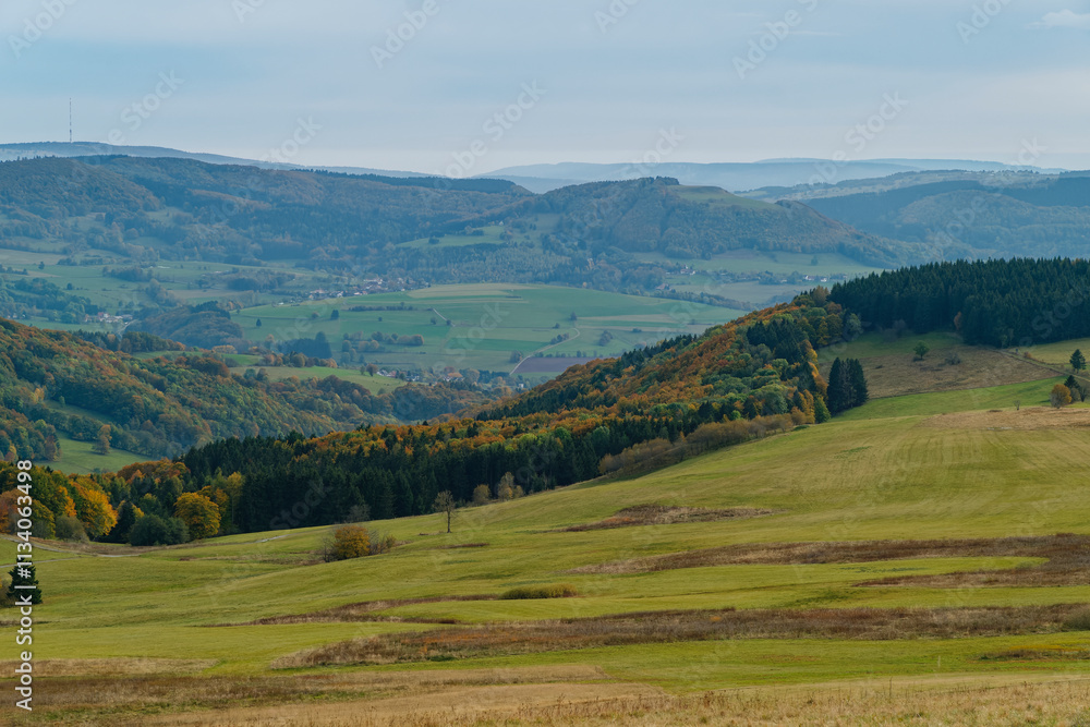 Rhönlandschaft zwischen Pferdskopf und Wasserkuppe, Gemeinde Poppenhausen, Biosphärenreservat Rhön, Hessen, Deutschland Rhönlandschaft zwischen Pferdskopf und Wasserkuppe, Gemeinde Poppenhausen, Biosphärenreservat Rhön, Hessen, Deutschland