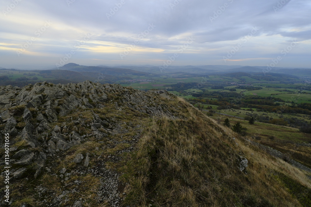 Fototapeta premium Sonnenuntergang über der Abtsrodaer Kuppe im Herbst, ein Nebengipfel der Wasserkuppe, Biosphärenreservat Rhön, Hessen, Deutschland