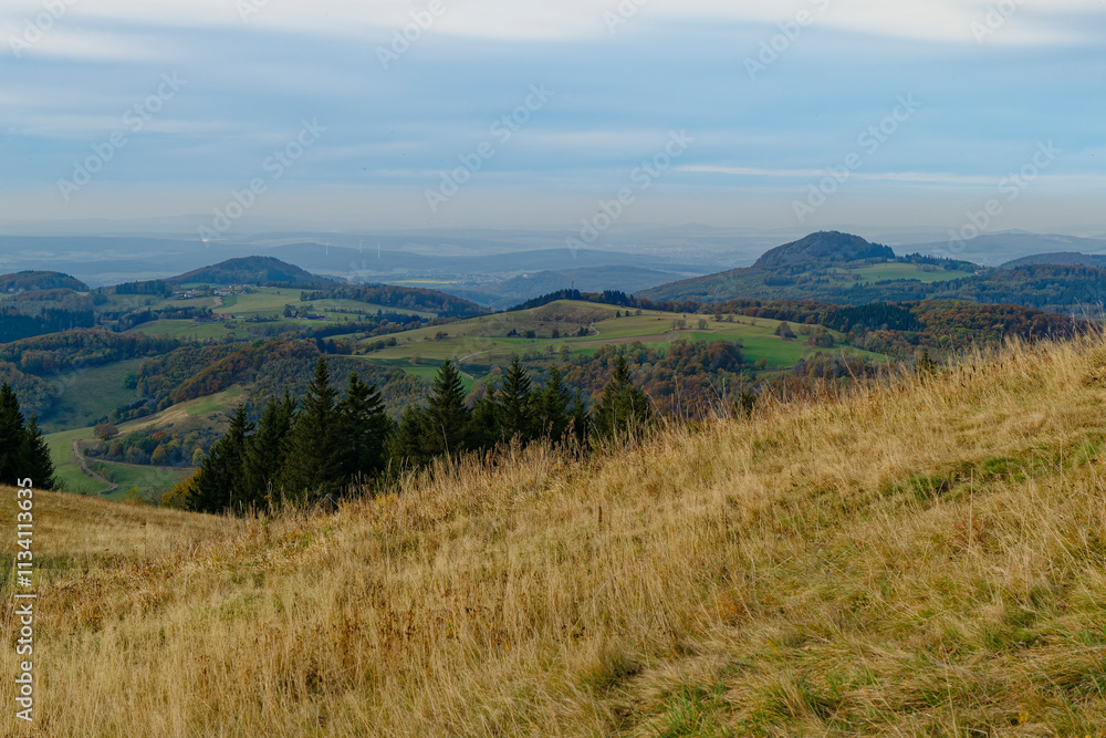 Sonnenuntergang über der Abtsrodaer Kuppe im Herbst, ein Nebengipfel der Wasserkuppe, Biosphärenreservat Rhön, Hessen, Deutschland Sonnenuntergang über der Abtsrodaer Kuppe im Herbst, ein Nebengipfel der Wasserkuppe, Biosphärenreservat Rhön, Hessen, Deutschland