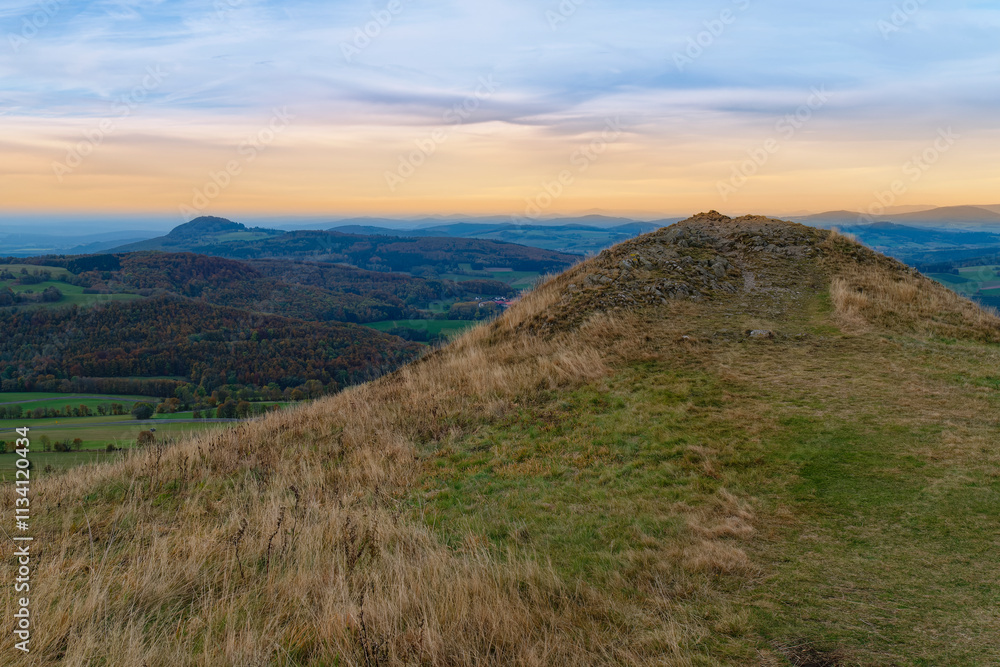 Sonnenuntergang über der Abtsrodaer Kuppe im Herbst, ein Nebengipfel der Wasserkuppe, Biosphärenreservat Rhön, Hessen, Deutschland Sonnenuntergang über der Abtsrodaer Kuppe im Herbst, ein Nebengipfel der Wasserkuppe, Biosphärenreservat Rhön, Hessen, Deutschland
