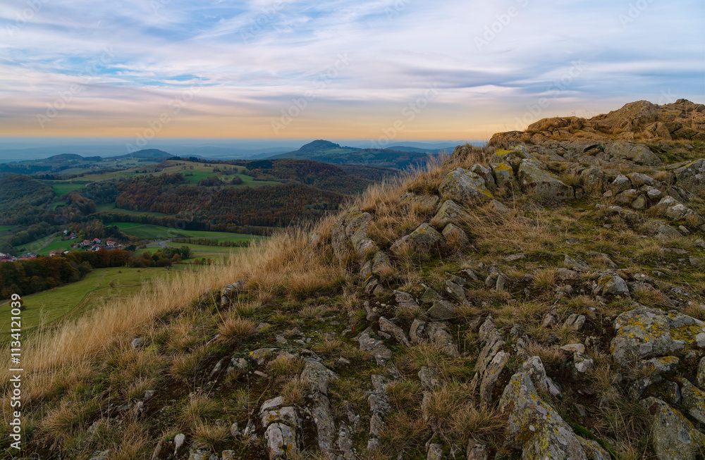 Sonnenuntergang über der Abtsrodaer Kuppe im Herbst, ein Nebengipfel der Wasserkuppe, Biosphärenreservat Rhön, Hessen, Deutschland Sonnenuntergang über der Abtsrodaer Kuppe im Herbst, ein Nebengipfel der Wasserkuppe, Biosphärenreservat Rhön, Hessen, Deutschland
