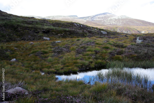 Fotografie Trail between Broad Cairn summit, Loch Muick and Spittal of Glenmuick in the bac