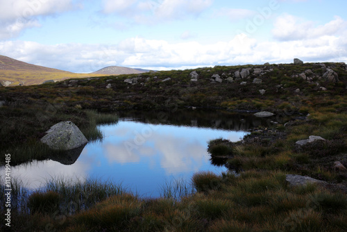 Fotografie Trail between Broad Cairn summit, Loch Muick and Spittal of Glenmuick in the bac