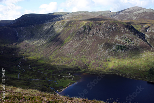 Obraz na plátně Trail between Broad Cairn summit, Loch Muick and Spittal of Glenmuick in the bac