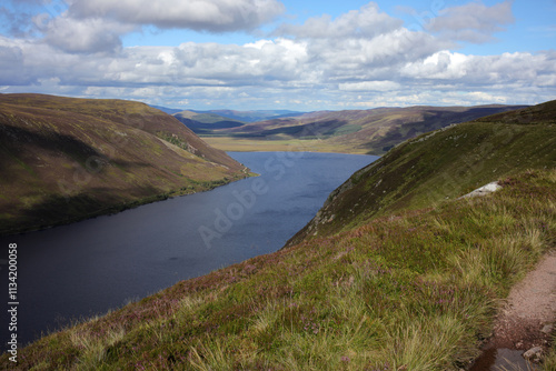 Fotografie Trail between Broad Cairn summit, Loch Muick and Spittal of Glenmuick in the bac