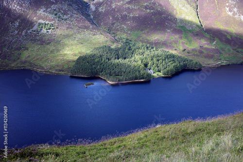 Fototapeta Trail between Broad Cairn summit, Loch Muick and Spittal of Glenmuick in the bac