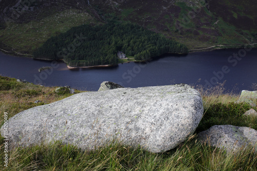 Fotografie Trail between Broad Cairn summit, Loch Muick and Spittal of Glenmuick in the bac