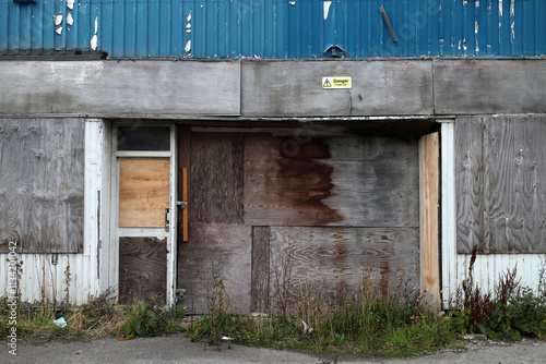 Obraz na płótnie Disused warehouse with broken windows and boarded door - Powis terrace - Aberdeen city - Scotland - UK w salonie