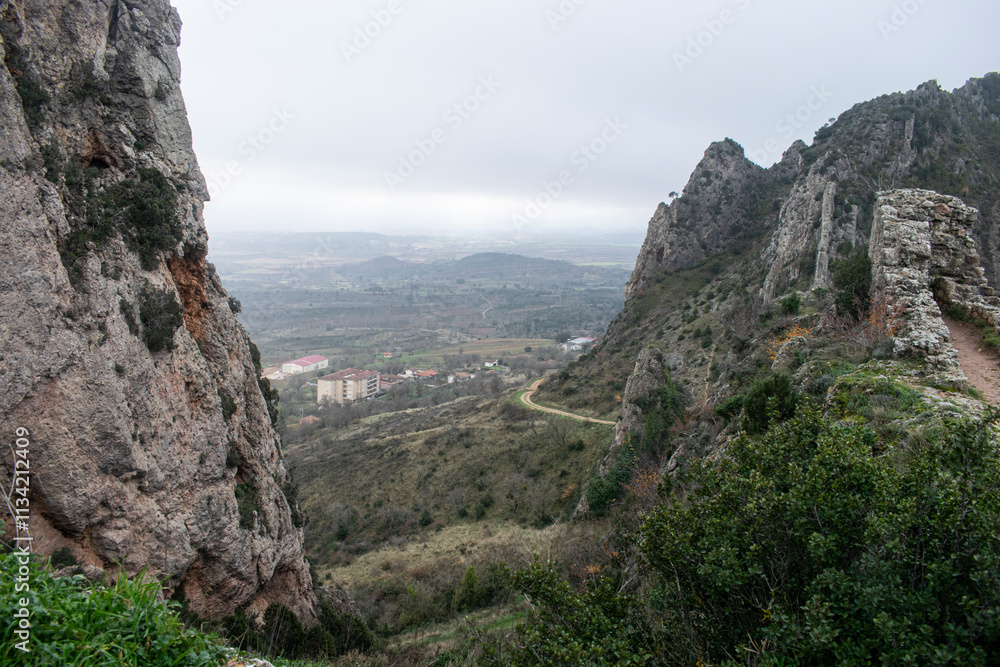 Paisaje de montaña de caliza con caminos un día nublado de Poza de la Sal, Burgos