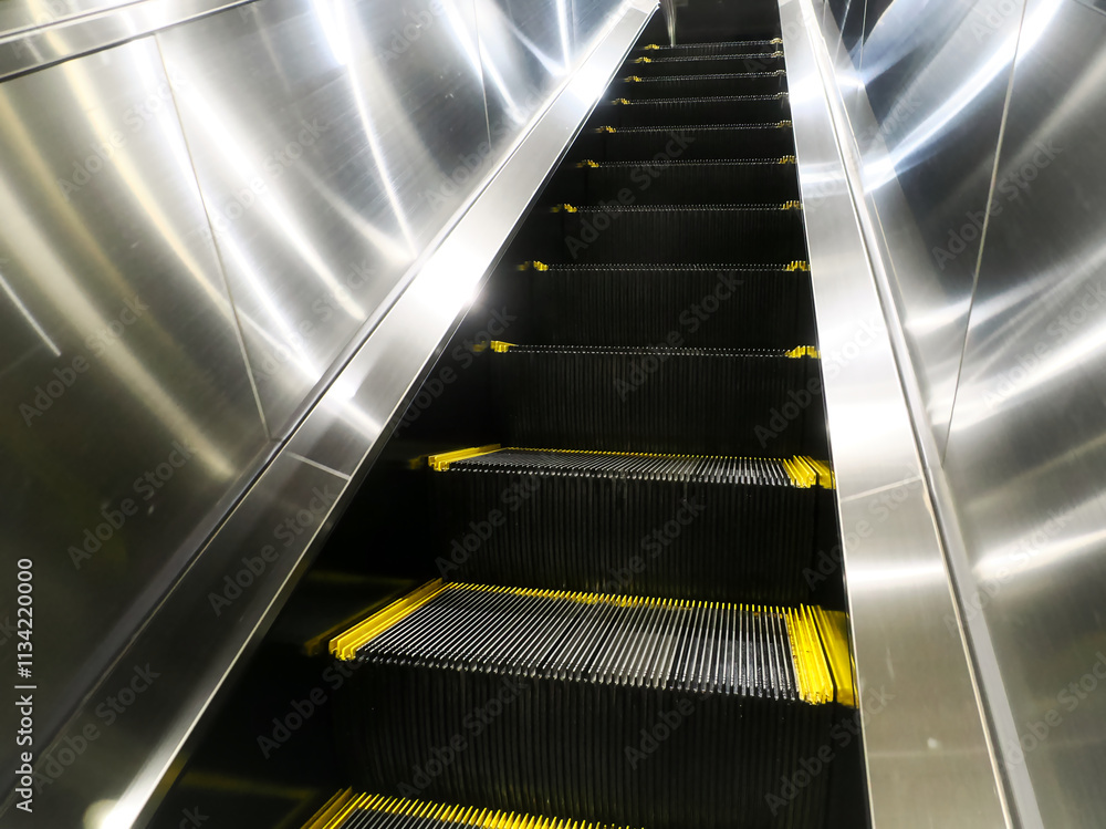Obraz premium 駅構内の長いエスカレーター