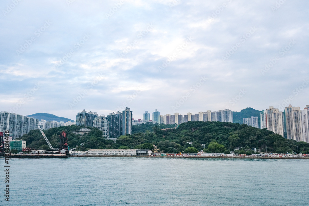 Fototapeta premium 高層の住宅が連なった九龍半島のウォーターフロント