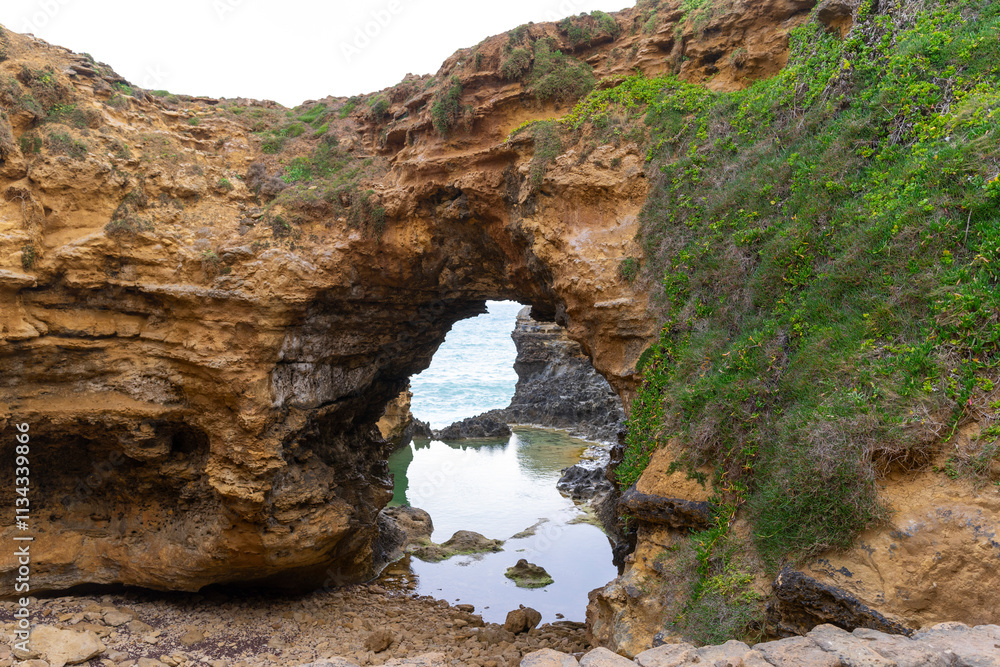 Obraz premium The Grotto is a sinkhole geological formation and tourist attraction at the Great Ocean Road outside Port Campbell, Victoria, Australia.