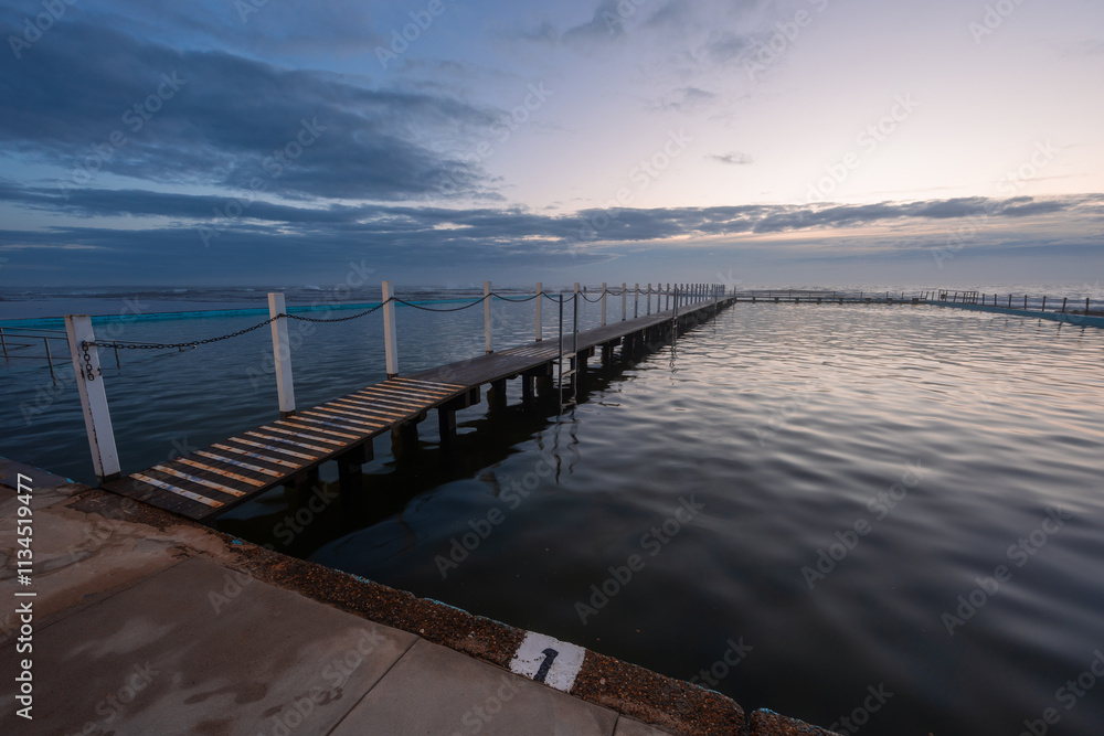 Obraz premium Morning view of North Narrabeen rockpool, Sydney, Australia.