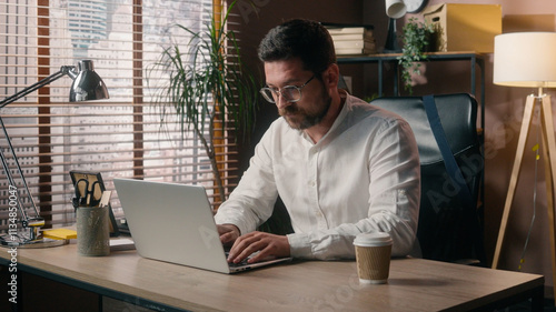 Valokuva Caucasian business man boss manager worker getting ready male guy working trader