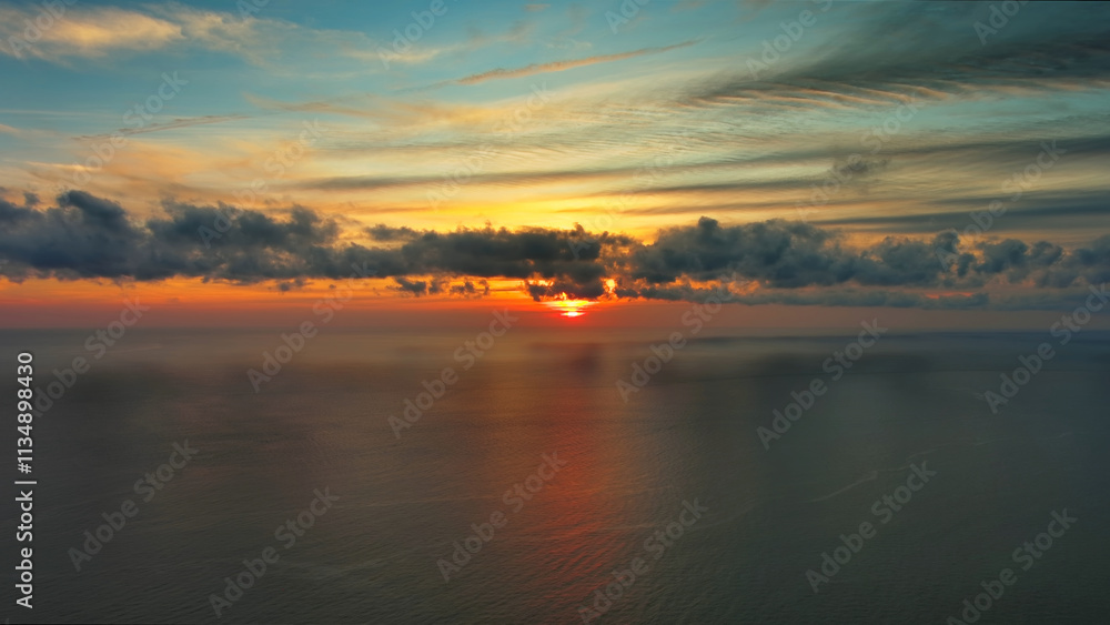 Naklejka premium Sea surface and beautiful sunset