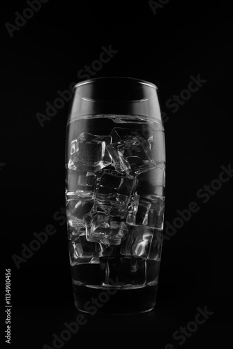 verre d'eau avec des glaçons 