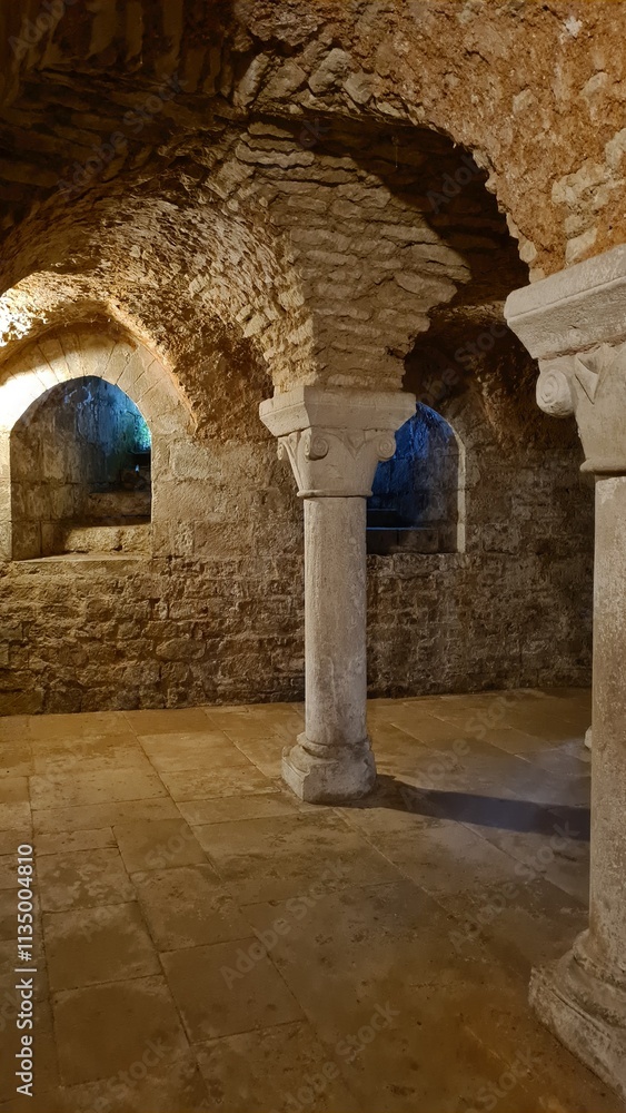 Naklejka premium La crypte de l'église Notre-Dame de Lusignan