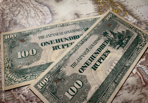 Foto one hundred rupees bills
