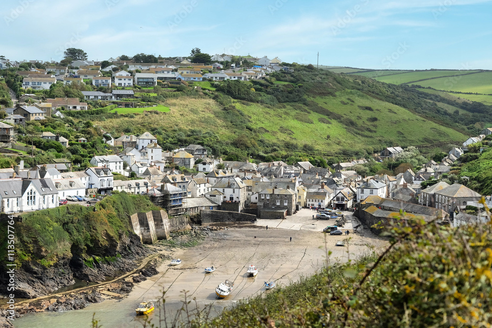 Obraz premium Port Isaac fishing village harbour, at low tide, on the North Cornish Coast, Cornwall, UK.
